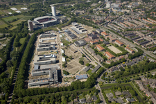 802587 Luchtfoto van de bouw van het nieuwe Hoofdkwartier van de Koninklijke Landmacht op het terrein van de ...